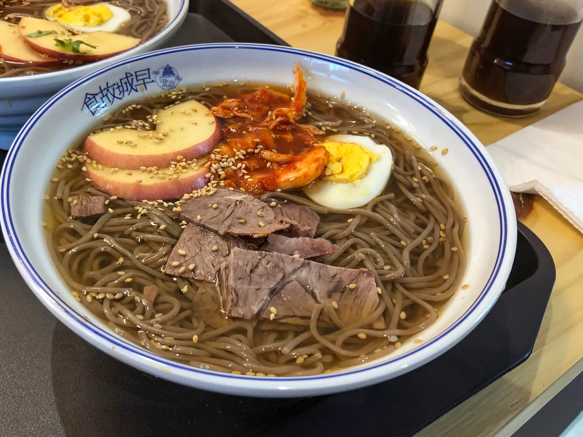 牛肉、鸡蛋和蔬菜搭配的延吉冷面